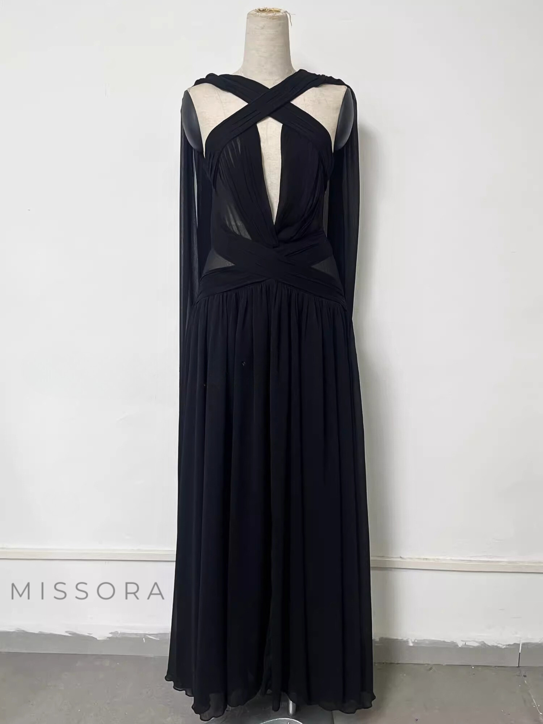 Jaela Siyah Sırt Dekolteli Elbise