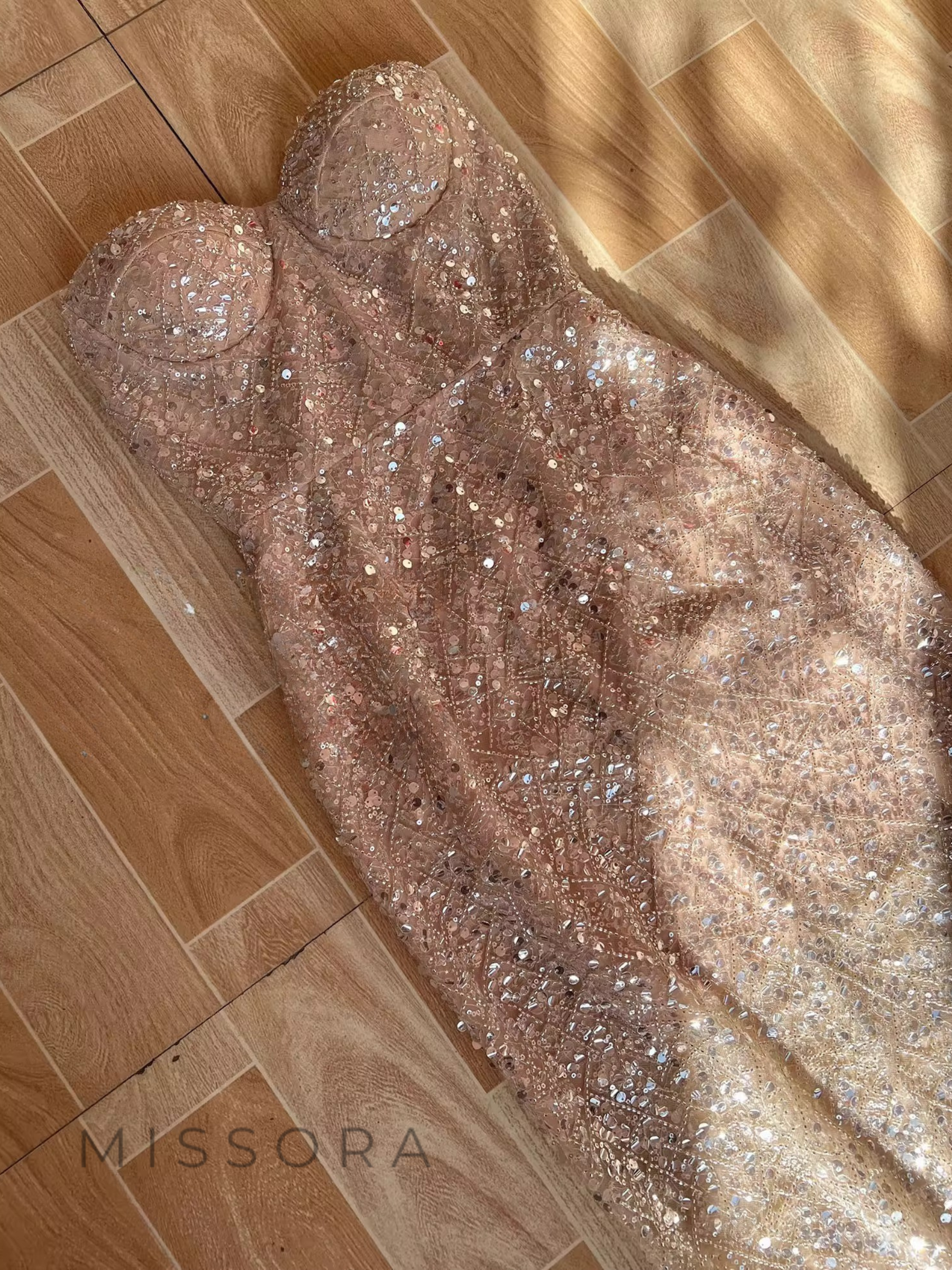 Wesley Payetli Straplez Balık Elbise