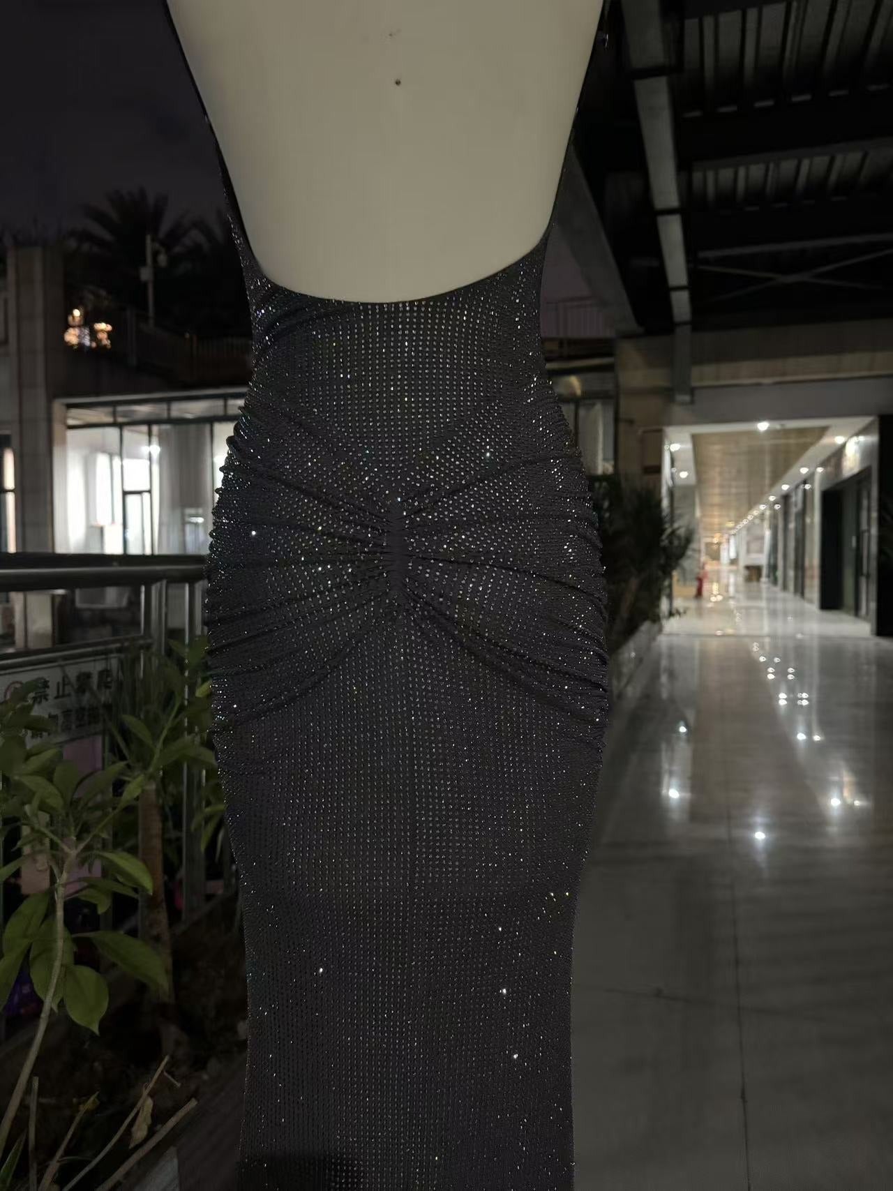 Asiya Işıltılı Sırtı Açık Maksi Elbise