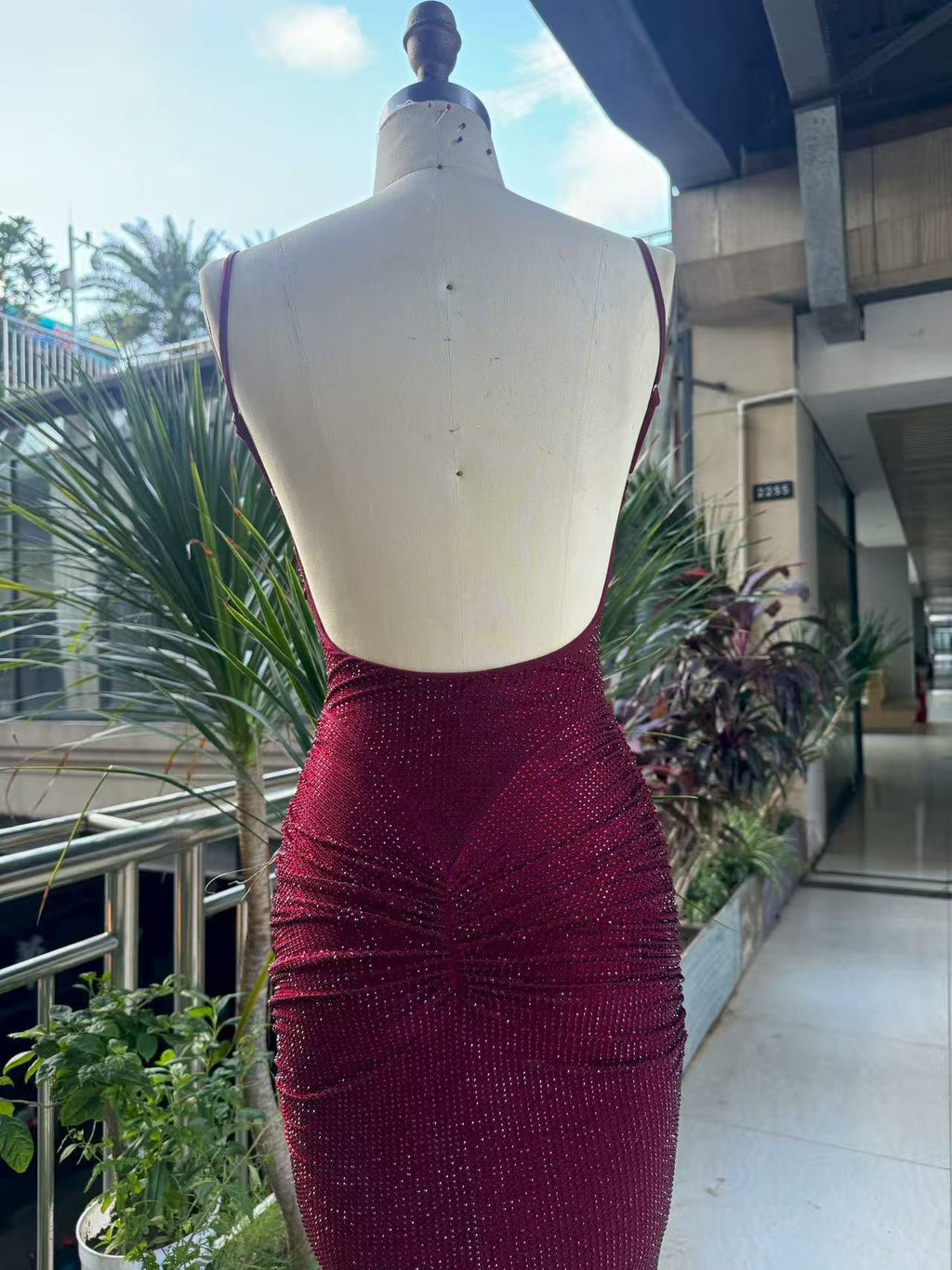 Asiya Işıltılı Sırtı Açık Maksi Elbise