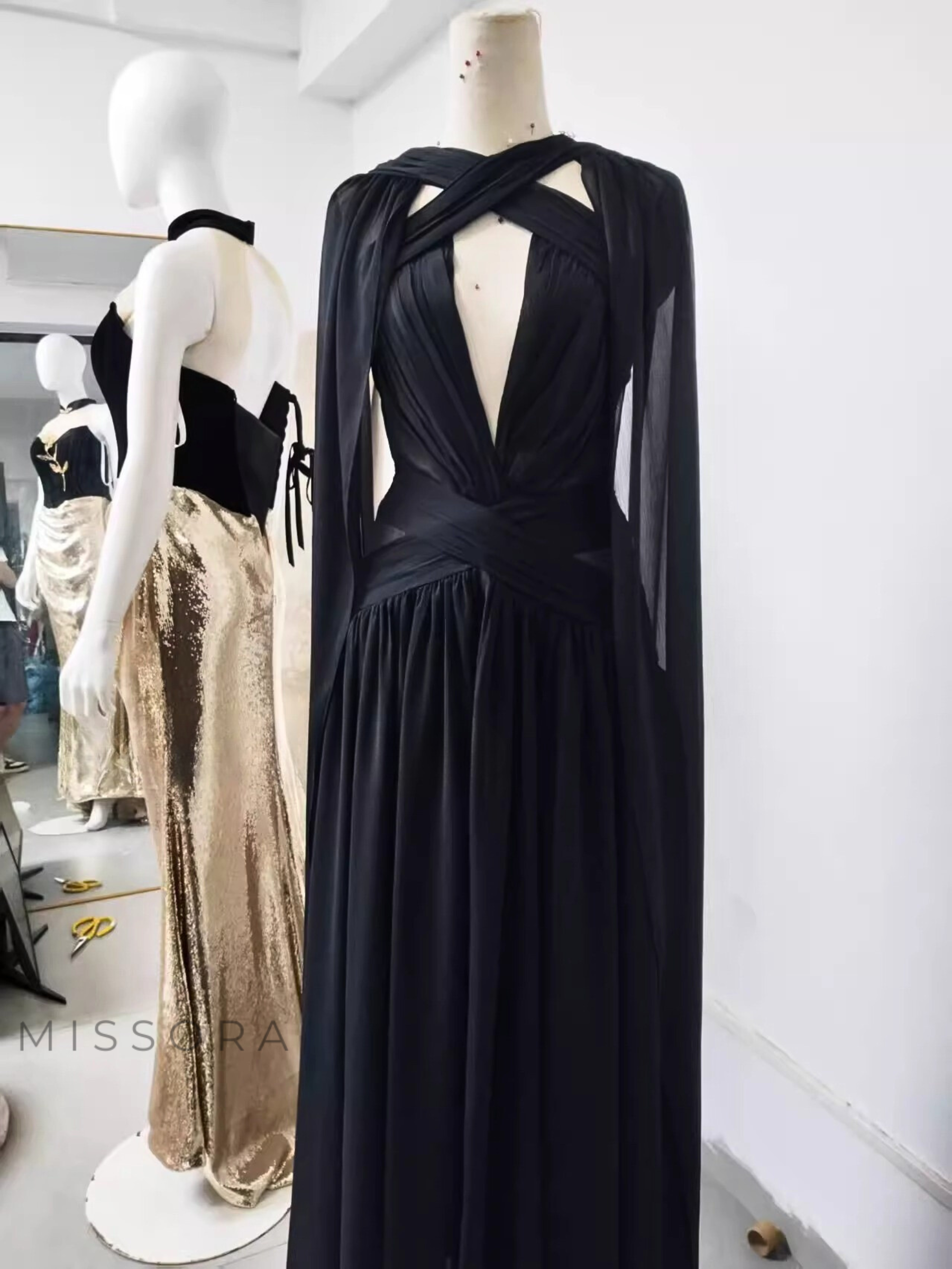 Jaela Siyah Sırt Dekolteli Elbise